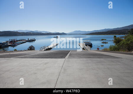 Barca di legno / Pontile Lago Cachuma in Santa Barbara County, California ; Stati Uniti Foto Stock