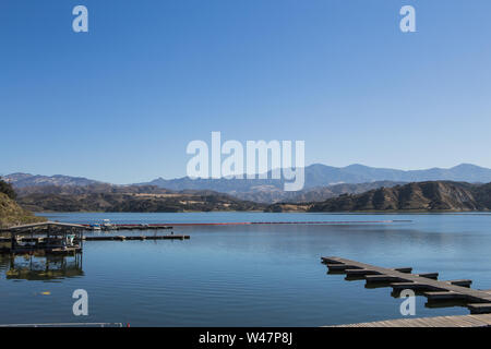 Barca di legno / Pontile Lago Cachuma in Santa Barbara County, California ; Stati Uniti Foto Stock