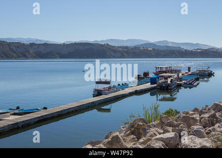 Barca di legno / Pontile Lago Cachuma in Santa Barbara County, California ; Stati Uniti Foto Stock