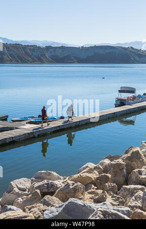 Un paio di camminare lungo la barca di legno dock / Pontile Lago Cachuma per noleggiare una barca e trascorrere una giornata di pesca.Santa Barbara County, California ; Stati Uniti Foto Stock