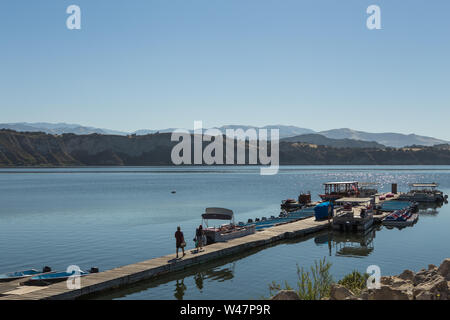 Un paio di camminare lungo la barca di legno dock / Pontile Lago Cachuma per noleggiare una barca e trascorrere una giornata di pesca.Santa Barbara County, California ; Stati Uniti Foto Stock