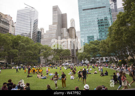 Midtown office i lavoratori e turisti godetevi il relax in Bryant Park a pranzo a Manhattan, New York City. Foto Stock