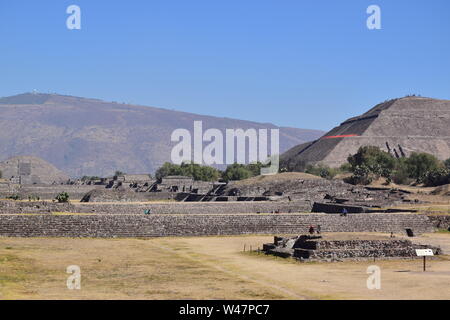 Vista la più grande struttura in San Juan Teotihuacan, Piramide del sole. Foto Stock