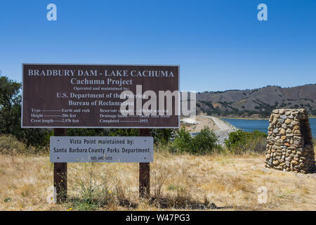 Scheda di informazioni al Bradbury diga attraverso la Santa Ynez fiume fuori la Highway 154 al punto di vista lago Cachuma.Santa Barbara County, California ;USA Foto Stock