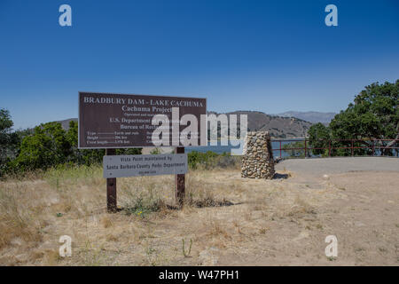 Scheda di informazioni al Bradbury diga attraverso la Santa Ynez fiume fuori la Highway 154 al punto di vista lago Cachuma.Santa Barbara County, California ;USA Foto Stock