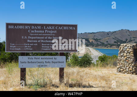 Scheda di informazioni al Bradbury diga attraverso la Santa Ynez fiume fuori la Highway 154 al punto di vista lago Cachuma.Santa Barbara County, California ;USA Foto Stock