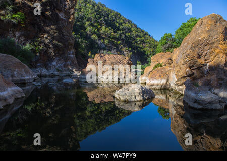Red Rocks foro di nuoto, Santa Ynez River, Los Padres National Forest.Santa Barbara County uno dei più grandi fiumi sulla costa centrale della California. Foto Stock