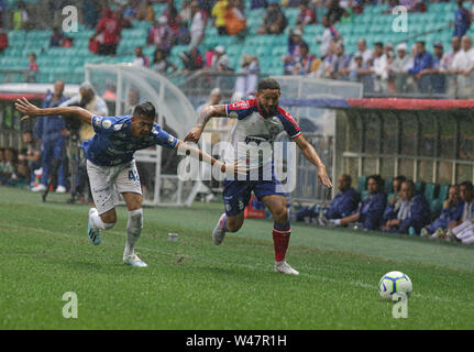 Salvador, Brasile. Il 20 luglio, 2019. Weverton e Arthur Caike, durante una partita tra Bahia x Cruzeiro, match convalidato per l'undicesimo round del 2019 Campionato brasiliano, questo Sabato (20), di Fonte Nova Arena, in Salvador, Bahia, Brasile. Credito: Tiago Caldas/FotoArena/Alamy Live News Foto Stock