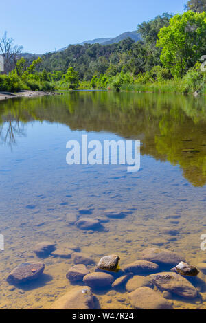 La Santa Ynez fiume è 92 miglia lungo che scorre lungo la Santa Ynez Valley a Los Padres National Forest, Santa Barbara County, California ; Stati Uniti Foto Stock