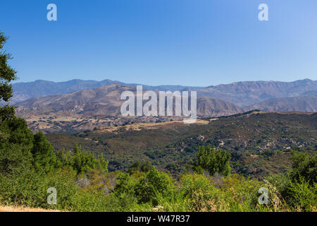 Santa Ynez Valley con il San Rafael montagne sullo sfondo , Los Padres National Forest, Santa Barbara County, California ; Stati Uniti Foto Stock