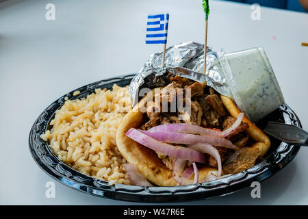 Immagine ravvicinata di stile greco riso con carne e cipolle, mangiato al Baker, California Foto Stock