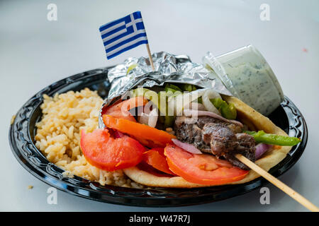 Immagine ravvicinata di stile greco riso con carne e pomodoro, mangiato al Baker, California Foto Stock