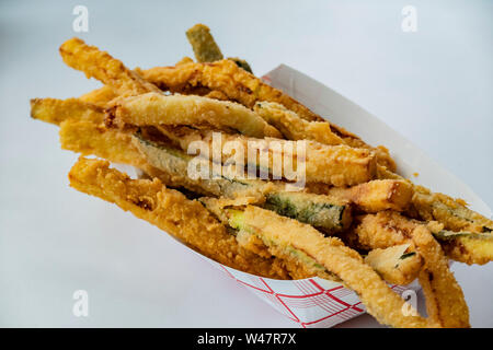 Immagine ravvicinata di stile Greco e profondo fritto vegetale, mangiato al Baker, California Foto Stock