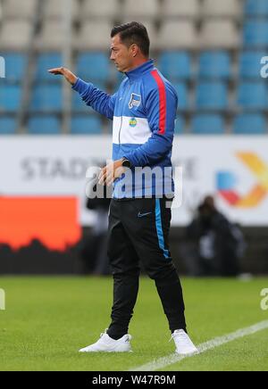 Bochum, Deutschland. Il 20 luglio, 2019. firo: 20.07.2019, calcio, 2.Bundesliga, stagione 2019/2020, Test match, VfL Bochum - Hertha BSC Berlin coach Ante COVIC, Hertha, gesto | Credit: dpa/Alamy Live News Foto Stock