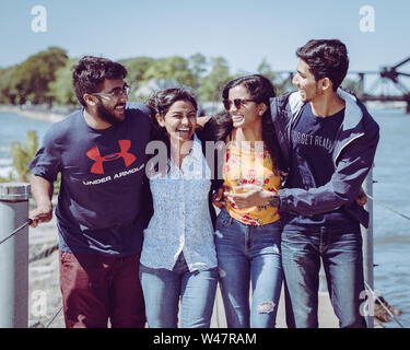 Gruppo di amici appendere fuori e divertirsi Foto Stock