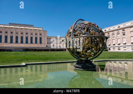 La scultura "sfera armillare' (sfera celeste) nella parte anteriore del Palazzo delle Nazioni edificio. Ufficio delle Nazioni Unite a Ginevra, Svizzera Foto Stock