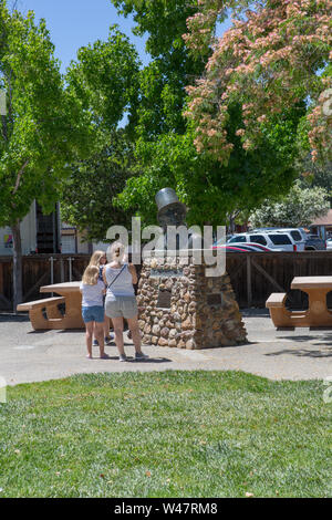 Questo monumento in Solvang California di Hans Christian Andersen Danimarca Fiaba scrittore è stato creato da Henry Luckow Nielsen di Copenhagen in Danimarca. Foto Stock