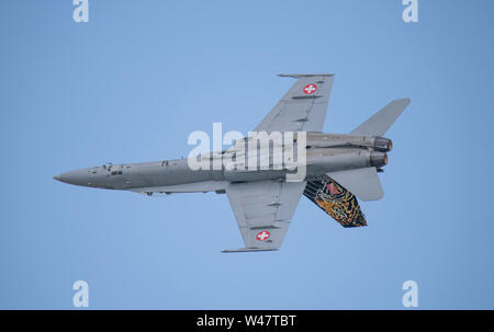 RAF Fairford, Glos, Regno Unito. Il 20 luglio 2019. Il giorno 2 del Royal International Air Tattoo (RIAT) con velivoli militari provenienti da tutto il mondo per assemblaggio di più grande del mondo con airshow a pieno schermo volanti in buone condizioni atmosferiche. Immagine: Swiss Air Force mcdonnell Douglas F/A-18C Hornet flying display. Credito: Malcolm Park/Alamy Live News. Foto Stock