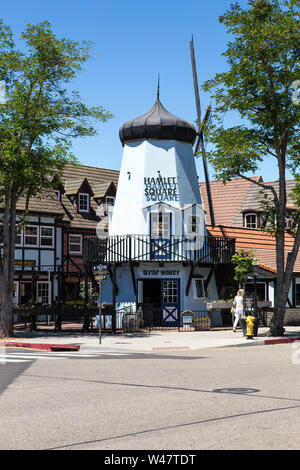 Un mulino a vento danese si siede in cima Sevtap cantina sala degustazione in piazza Borgo Solvang California. Foto Stock