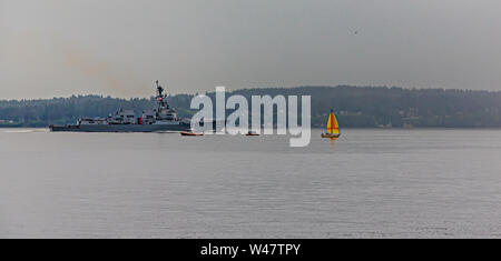 La USS Ralph Johnson Arleigh Burke-class guidato-missile cacciatorpediniere e una piccola barca a vela Foto Stock