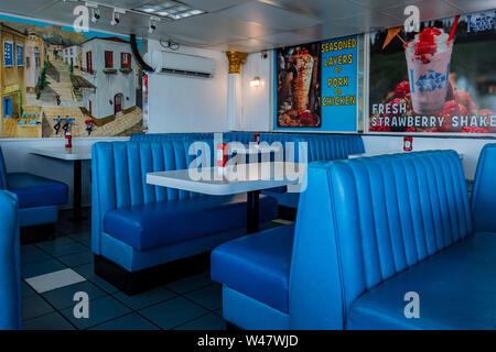 Baker, giu 10: vista interna di una in stile greco ristorante - La Mad Caffè Greco su giu 10, 2019 a Baker, California Foto Stock