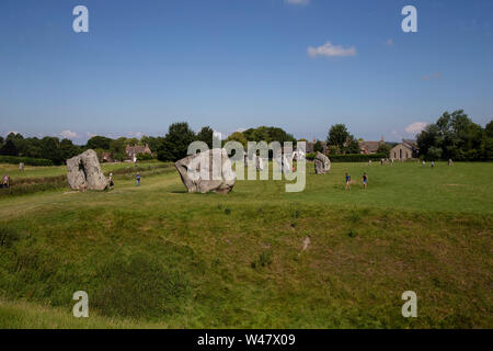 Guardando verso il basso sulla famosa neolitico di Avebury Stone Circle South Western settore, uno dei più grandi monumenti superstiti del suo genere in Europa occidentale Foto Stock