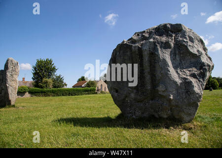 Enorme sarsen pietra permanente ad Avebury nel Wiltshire, Regno Unito facente parte di un neolthic e età del bronzo henge risalenti a 4000 anni fa Foto Stock