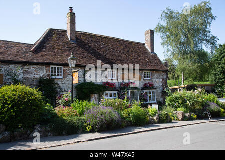 La Henge Shop è un indipendente negozio di vendita al dettaglio si trova nel centro di Avebury, WILTSHIRE REGNO UNITO home la più grande del mondo preistorico cerchio di pietra. Foto Stock