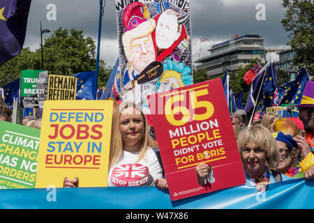 Londra, Regno Unito. Il 20 luglio 2019. Le persone e i poster nella parte anteriore del marzo da Park Lane per un rally in piazza del Parlamento organizzata da gruppi di base per spingere il Regno Unito al fosso Brexit e Boris Johnson e soggiorno in Europa. Dicono sondaggio dopo sondaggio mostra che il pubblico dovrebbe votare ora restano e che il lasciare il caso era pieno di menzogne, con nessuno di votare per il tipo del disastroso no-deal Brexit che Johnson e i suoi sostenitori ora proporre e chiamata per un nuovo voto popolare. Il Regno Unito è ora un pro-paese UE e dovrebbe rimanere in piena adesione all'Unione europea per costruire un pulitore, più ecologici e più sicure e più equa la vita per tutti. P Foto Stock