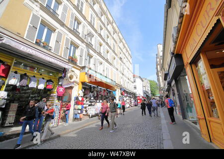 La gente visita souvenir la strada dello shopping di Montmartre Parigi Francia Foto Stock