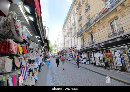 La gente visita souvenir la strada dello shopping di Montmartre Parigi Francia Foto Stock