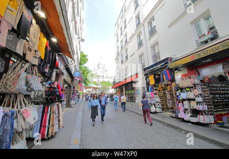 La gente visita souvenir la strada dello shopping di Montmartre Parigi Francia Foto Stock