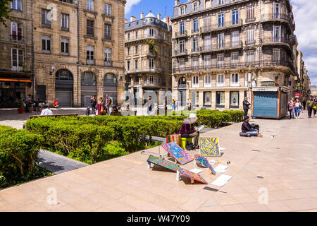 Bordeaux, Francia - 5 Maggio 2019: Luogo Saint-Projet e Rue Sainte-Catherine o Saint Catherine Street. È la via principale dello shopping a Bordeaux Foto Stock