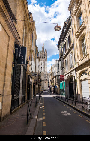 Bordeaux, Francia - 5 Maggio 2019: vista di una strada stretta con i vecchi edifici residenziali nel centro storico di Bordeaux, Francia Foto Stock
