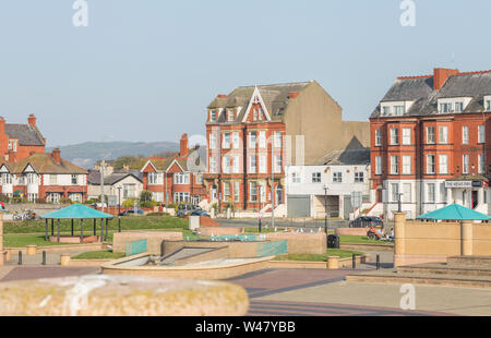 Colorata architettura costiera a bright giornata soleggiata in Rhyl, Galles del Nord, Regno Unito Foto Stock