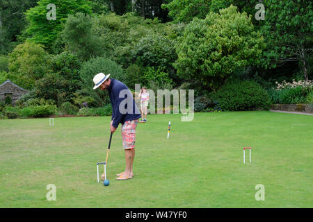 Padre e figlia godendo di un gioco di croquet su un inglese un giorno d'estate - Giovanni Gollop Foto Stock