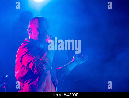 Jonathan bosone di Higgs, cantante e chitarrista di tutto tutto, Latitude Festival, Henham Park, Suffolk, Regno Unito il XX luglio 2019 Foto Stock