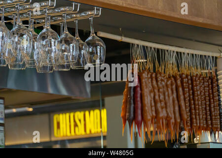 Russia, Mosca - Maggio 09, 2019: in stile georgiano tradizionale una forma a salsiccia caramelle, la churchkhela, chiamato anche snickers georgiana. Foto Stock