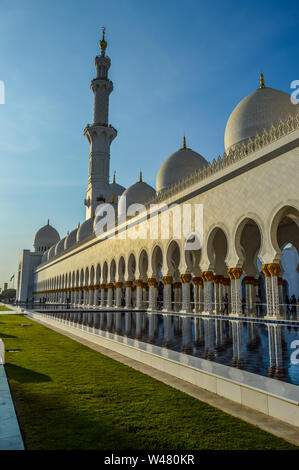 Il grand e la magnifica Moschea Sheikh Zayed di Abu Dhabi negli Emirati Arabi Uniti Foto Stock