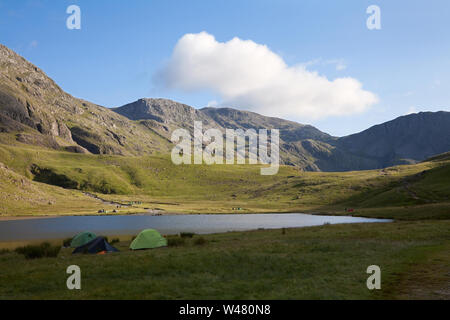 Campeggio selvaggio a Styhead Tarn nel distretto del lago, REGNO UNITO Foto Stock