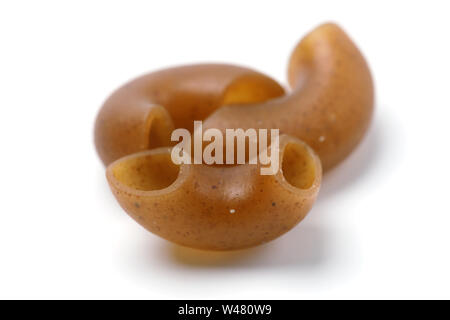 Pasta prodotta con farina di grano saraceno in forma di corna su sfondo bianco Foto Stock