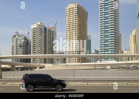 DUBAI, UAE, 13 gennaio 2019: Autostrada contro lo sfondo di grattacieli in costruzione Foto Stock