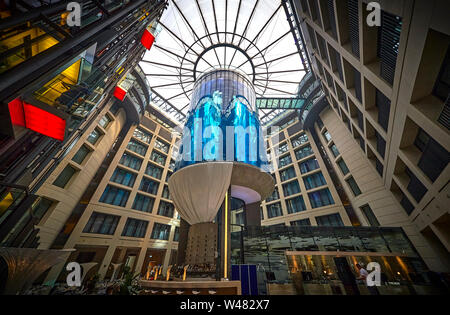 Il Radisson Blu Hotel si trova a Berlino offre un 25-metro-tall acquario in un atrio della lobby, Foto Stock