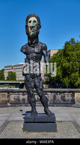 Statua di arte al di fuori di Bode Museum sull isola dei musei di Berlino. Foto Stock