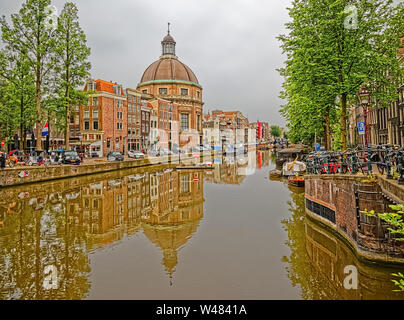 Amsterdam vecchie case riflessione nel fiume Amstel Foto Stock
