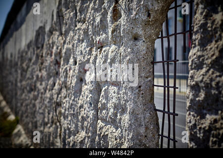 Il muro di Berlino era custodito una barriera di cemento che fisicamente e ideologicamente divise Berlino dal 1961 al 1989. Foto Stock