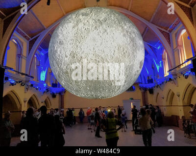 Dorchester, Regno Unito. Il 21 luglio 2019. Luke Jerram's 'Museum della Luna" atterra a Dorchester Corn Exchange, in occasione del cinquantesimo anniversario del primo sbarco sulla luna. Credito: stuart fretwell/Alamy Live News Foto Stock