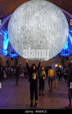 Dorchester, Regno Unito. Il 21 luglio 2019. Luke Jerram's 'Museum della Luna" atterra a Dorchester Corn Exchange, in occasione del cinquantesimo anniversario del primo sbarco sulla luna. Credito: stuart fretwell/Alamy Live News Foto Stock