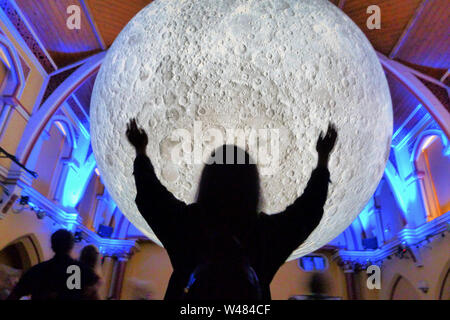 Dorchester, Regno Unito. Il 21 luglio 2019. Luke Jerram's 'Museum della Luna" atterra a Dorchester Corn Exchange, in occasione del cinquantesimo anniversario del primo sbarco sulla luna. Credito: stuart fretwell/Alamy Live News Foto Stock