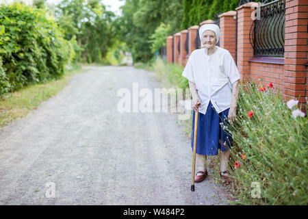A piena lunghezza ritratto di donna senior all'aperto Foto Stock